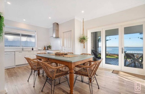 Toukley House | Lakeside Lodge Toukley: A 3-Bedroom Home with Stunning Water Views
