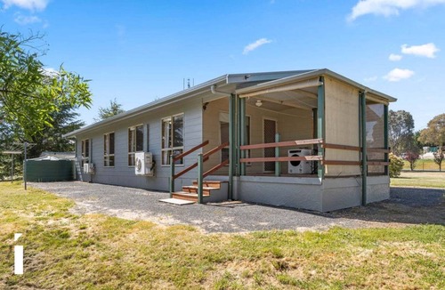 Yass House | Lakeside Luxurious, fully furnished 3-bedroom home
