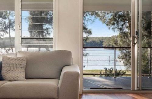 Kings Point House | Lakeside - relaxed 3 BR waterfront retreat