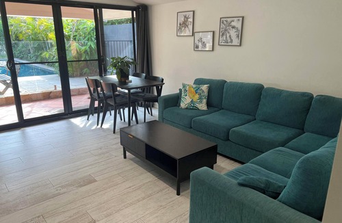 North Avoca Cabin | LAKESIDE RETREAT level 1 minute walk to beach own pool