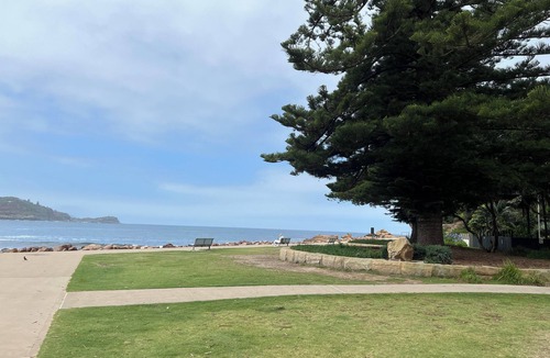 North Avoca Cabin | LAKESIDE RETREAT level 1 minute walk to beach own pool