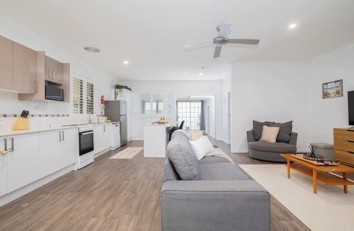 Pelican House | Lakeview Haven Laid back Days by Pelican Foreshore