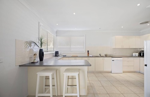 Budgewoi House | Lakeview Tranquility