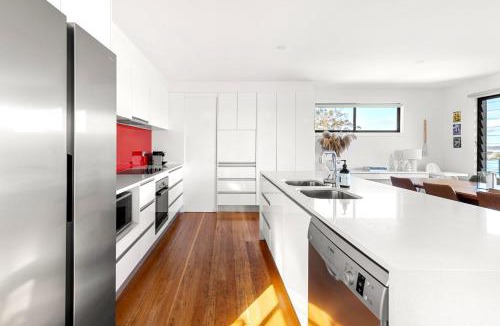 Culburra Beach House | Lakeviews - Pet Friendly with Fireplace
