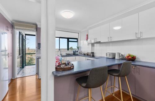 Kooringal Apartment | Large 5BR Retreat - Sleeps 10 - Outdoor Entertaining