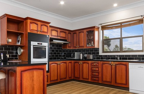 Waratah House | Large Home in Waratah