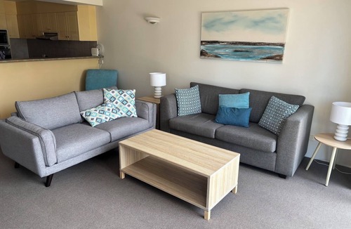 Gold Coast Apartment | Large sunny north facing unit in tropical Surfers, includes Wifi and one Carpark