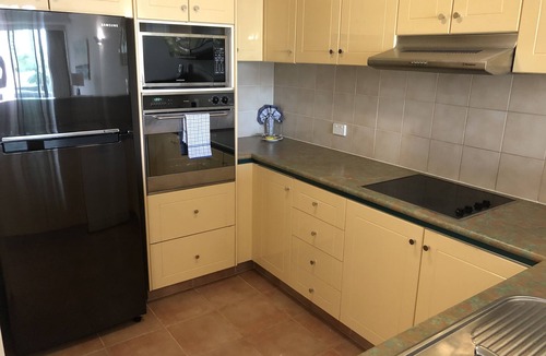 Gold Coast Apartment | Large sunny north facing unit in tropical Surfers, includes Wifi and one Carpark
