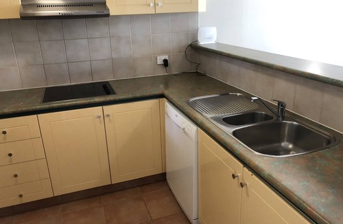 Gold Coast Apartment | Large sunny north facing unit in tropical Surfers, includes Wifi and one Carpark