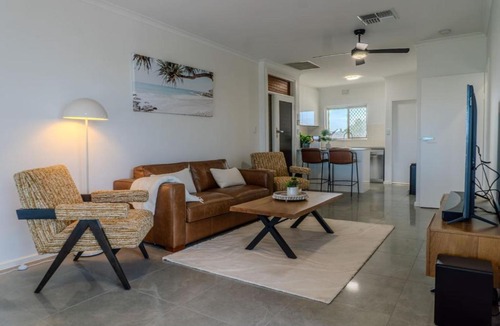 Largs Bay House | Largs Bay Jetty front Esplanade Stay - Koala Stay