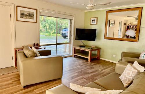 Waterhouse Villa | Lazy Sails Starboard - Pets welcome inside WiFi