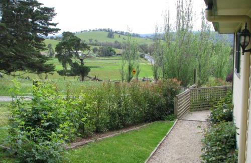 Dixons Creek Bed & Breakfast | Leafield Cottages