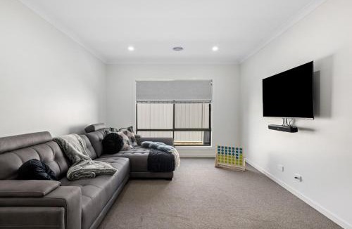 Leneva House | Leneva Spacious & Stylish Stay
