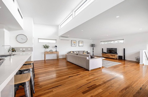 McCrae House | Lighthouse Views, McCrae - Stunning views of bay and lighthouse