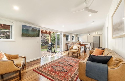Yamba House | Lime Tree Cottage - Pet Friendly Paradise - Holiday Yamba