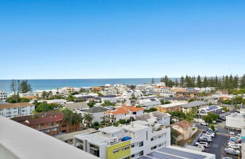 Mermaid Beach Apartment | Little Mermaid - Beachside Stay with Ocean Glimpses