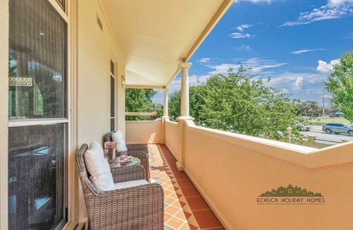 Echuca House | Llewoh on Crofton - stunning central Echuca heritage home with spa