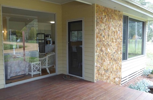 Halls Gap House | Located on valley floor, amazing views, 300mm to shops, wildlife in abundance.