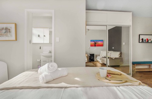 Woolloomooloo Apartment | Location and lifestyle in a cute luxe studio with stunning city views