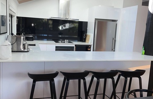 Sunrise Beach House | Longboard Beach House - WiFi (unlimited) & Pet Friendly