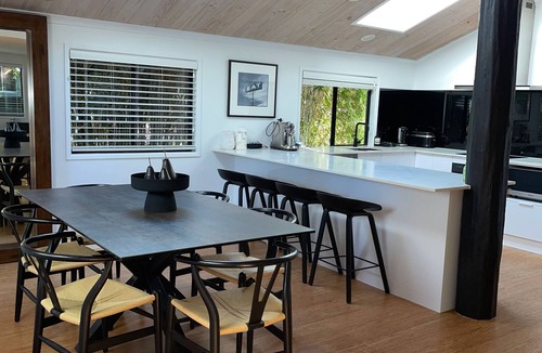 Sunrise Beach House | Longboard Beach House - WiFi (unlimited) & Pet Friendly