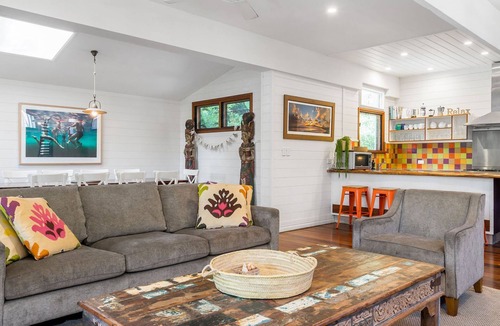 Belongil House | Longhouse - spacious 4 BR Belongil Beach retreat