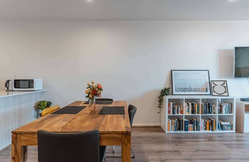 Braddon Apartment | Lonsdale St 1-Bed Unit with Study Area and Parking