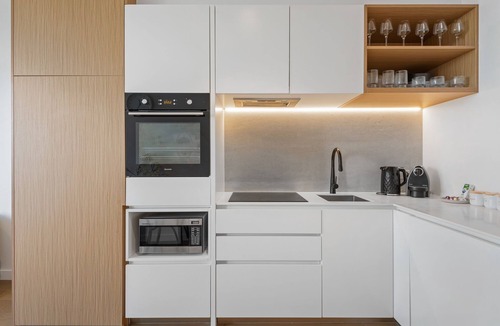 Heidelberg Heights Apartment | Lovely 1-Bed Pad with Balcony, Gym & Pool
