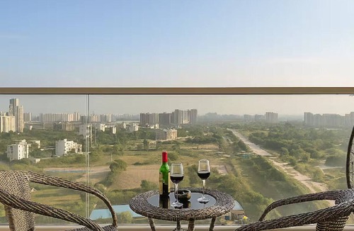 Gurugram Apartment | Lush Comfort Studio with Balcony Views