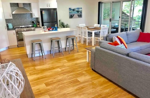 Yamba House | LUXE 1 bed retreat! Spacious, central location, NEW everything