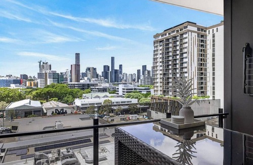 Milton Apartment | Luxe 1Bd | Views | Pool & Parking Walk to Suncorp