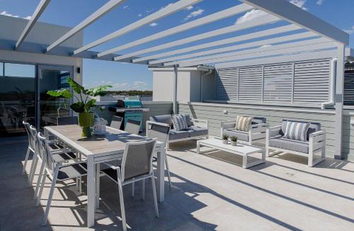 Magenta Shores House | Luxe Beachfront| 4BR (10ppl) w/Terrace & Resort Pools