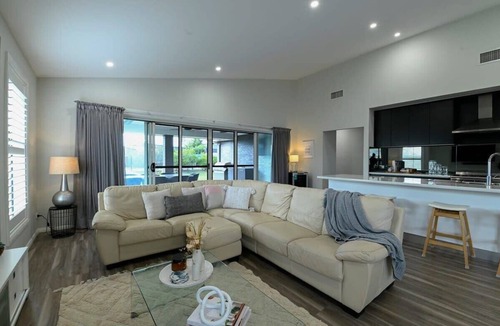 Dubbo House | Luxe on Lincoln - Close to Zoo, Rejuvenating Pool