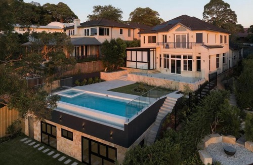 Henley Apartment | Luxe One Bedroom Infinity Pool & Harbour Views