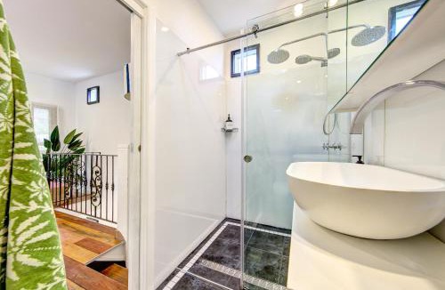 Thirroul House | Luxe Thirroul Home, Pool Spa Home Theatre