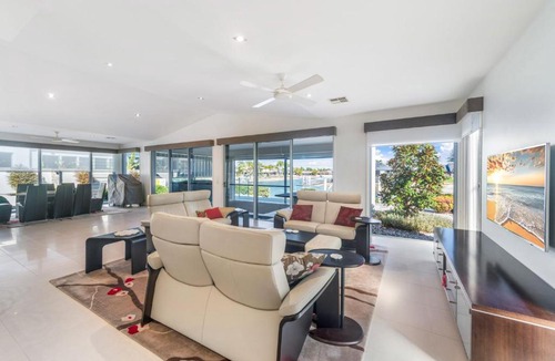 Mooloolaba House | Luxurious 4 bedroom waterfront home pet friendly near Ocean