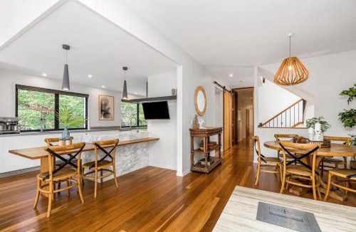 Currumbin House | Luxurious Beachside Oasis with Ocean Views