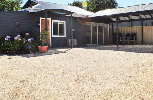 Victor Harbor House | LUXURIOUS Couples Escape ♥ Spa Bath ♥ Netflix, NBN