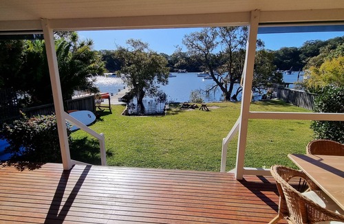 Brooklyn House | Luxurious Hamptons-Style Waterfront Cottage on Hawkesbury River in Brooklyn