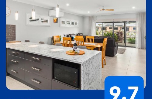 Victor Harbor House | Luxurious Lakefront on Franklin Island