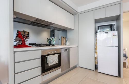 Abbotsford Apartment | LUXURIOUS RIVERSIDE RESORT STYLE APARTMENT☆POOL☆SPA☆GYM☆ROOFTOP WITH CITY VIEWS