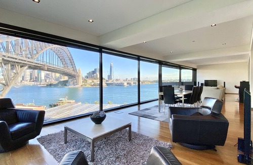 Kirribilli Apartment | Luxury 3 Bedroom Apartment with Harbour Bridge & Park View