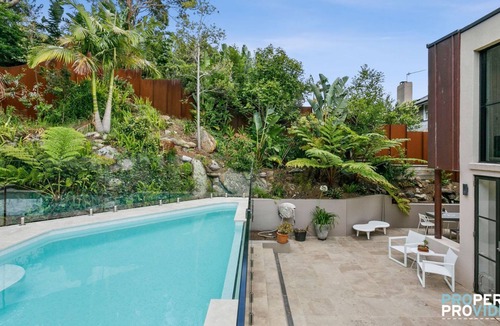 Balgowlah Heights House | Luxury 5 Bed House with Beach Trails and Pool