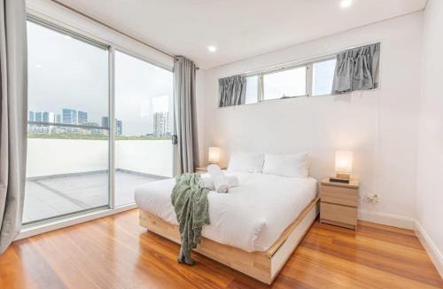 Melrose Park House | Luxury 5BD house w water view in Melrose Park