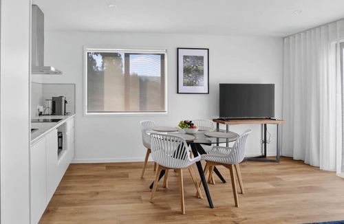 Magra Cottage | Luxury Accommodation in Tasmania's Highlands | Modern Retreat with Mountain View