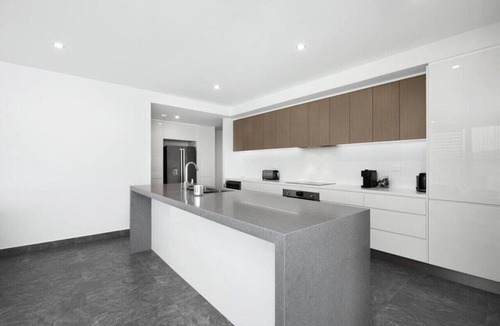 Caves Beach Apartment | Luxury Apartment Caves Beach 4 Bed WiFi & Parking