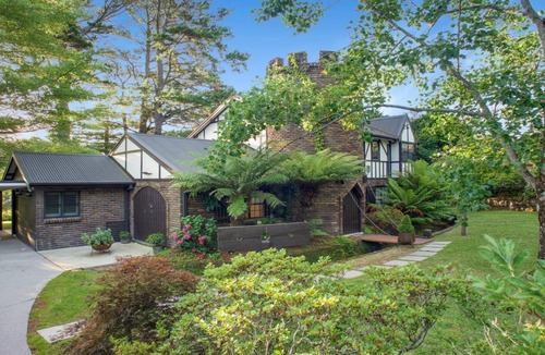 Wentworth Falls House | Luxury Castle Retreat on the Golf Course