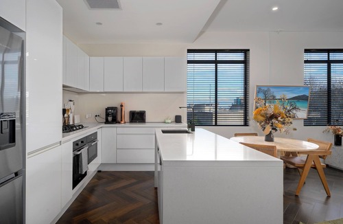 Darlinghurst Apartment | Luxury CBD Darlinghurst Apartment | King Bed, Pool & Sauna, Rooftop