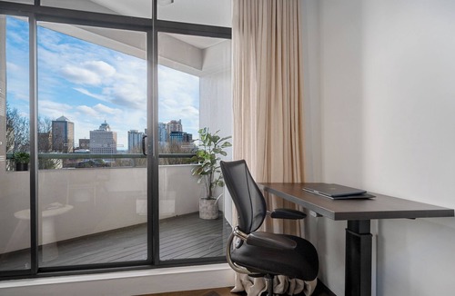 Darlinghurst Apartment | Luxury CBD Darlinghurst Apartment | King Bed, Pool & Sauna, Rooftop