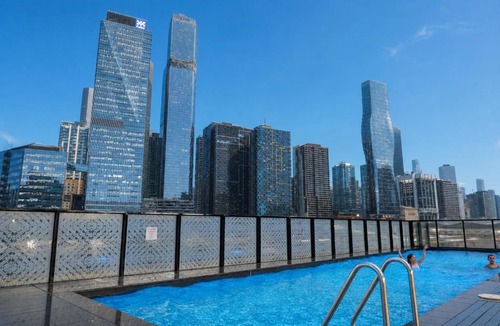 Docklands Apartment | Luxury CBD LaTrobe Retreat 1BR Apt w Pool & Gym